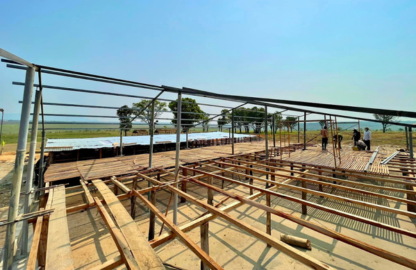 Sàn của chuồng dê được Quang Linh sử dụng hoàn toàn bằng gỗ.