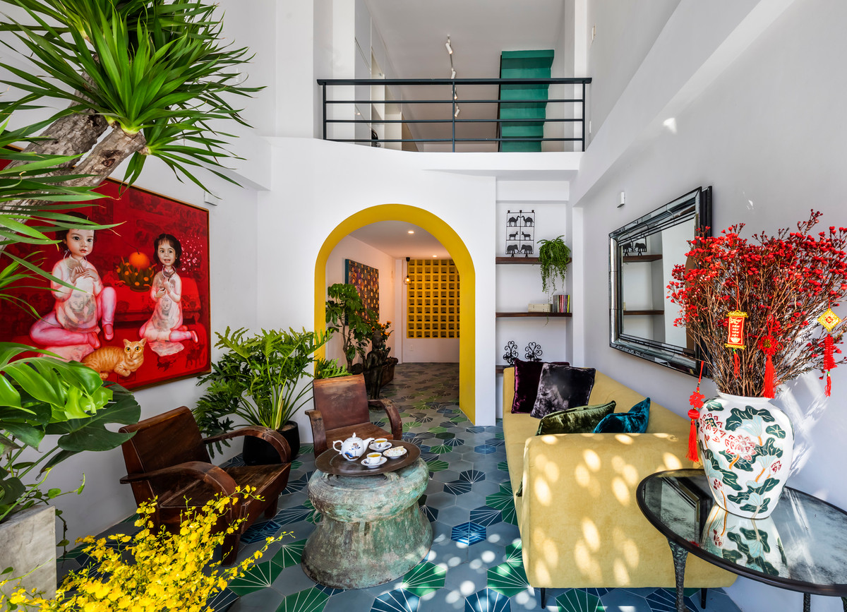 Công trình nằm trong một khu dân cư đông đúc, nhiều nhà phố liền kề, nên kiến trúc sư tập trung vào việc việc tạo sự thông thoáng, ưu tiên sự đối lưu không khí và tối đa ánh sáng tự nhiên.