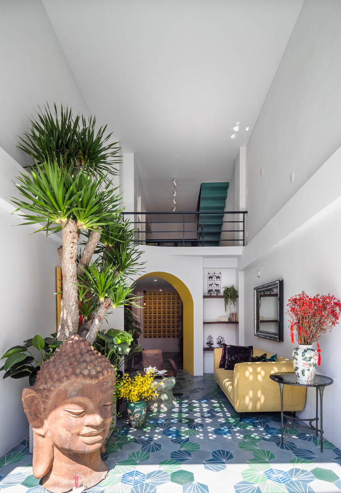 Tầng trệt với không gian mở, vỉa hè thông thoáng hoàn toàn có thể để xe hoặc làm mặt bằng kinh doanh linh hoạt, rất đặc trưng tại TP HCM.