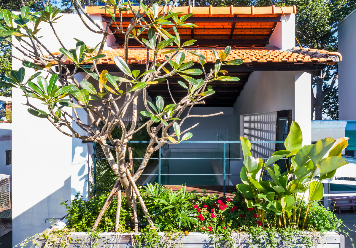 Để tạo không gian sống theo phong cách nghỉ dưỡng với diện tích cực nhỏ, kiến trúc sư thiết kế nhà gồm 1 trệt, 1 lửng, 2 lầu và sân thượng.