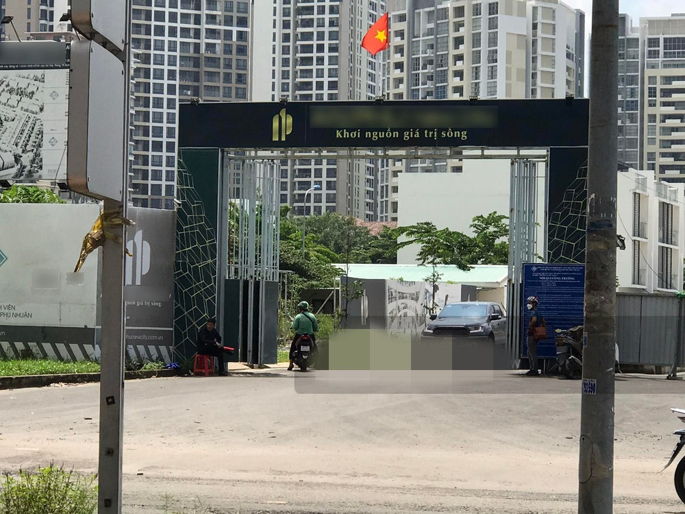 Biệt thự của chồng Minh Hằng nằm trong khu dân cư cao cấp ở quận 2 (TP HCM). Ngay từ cổng khu dân cư đã có vệ sĩ canh gác. Ảnh: Team Yan