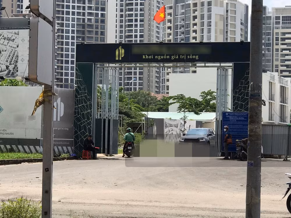 Biệt thự của chồng Minh Hằng nằm trong khu dân cư cao cấp ở quận 2 (TP HCM). Ngay từ cổng khu dân cư đã có vệ sĩ canh gác. Ảnh: Team Yan