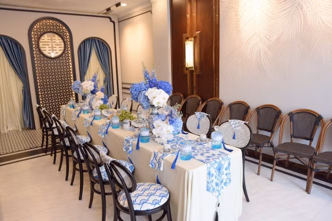 Không gian bên trong căn biệt thự thiết kế với gam màu chủ đạo trắng - xanh, hoa văn vô cùng trang nhã. Ảnh: Vietnamnet