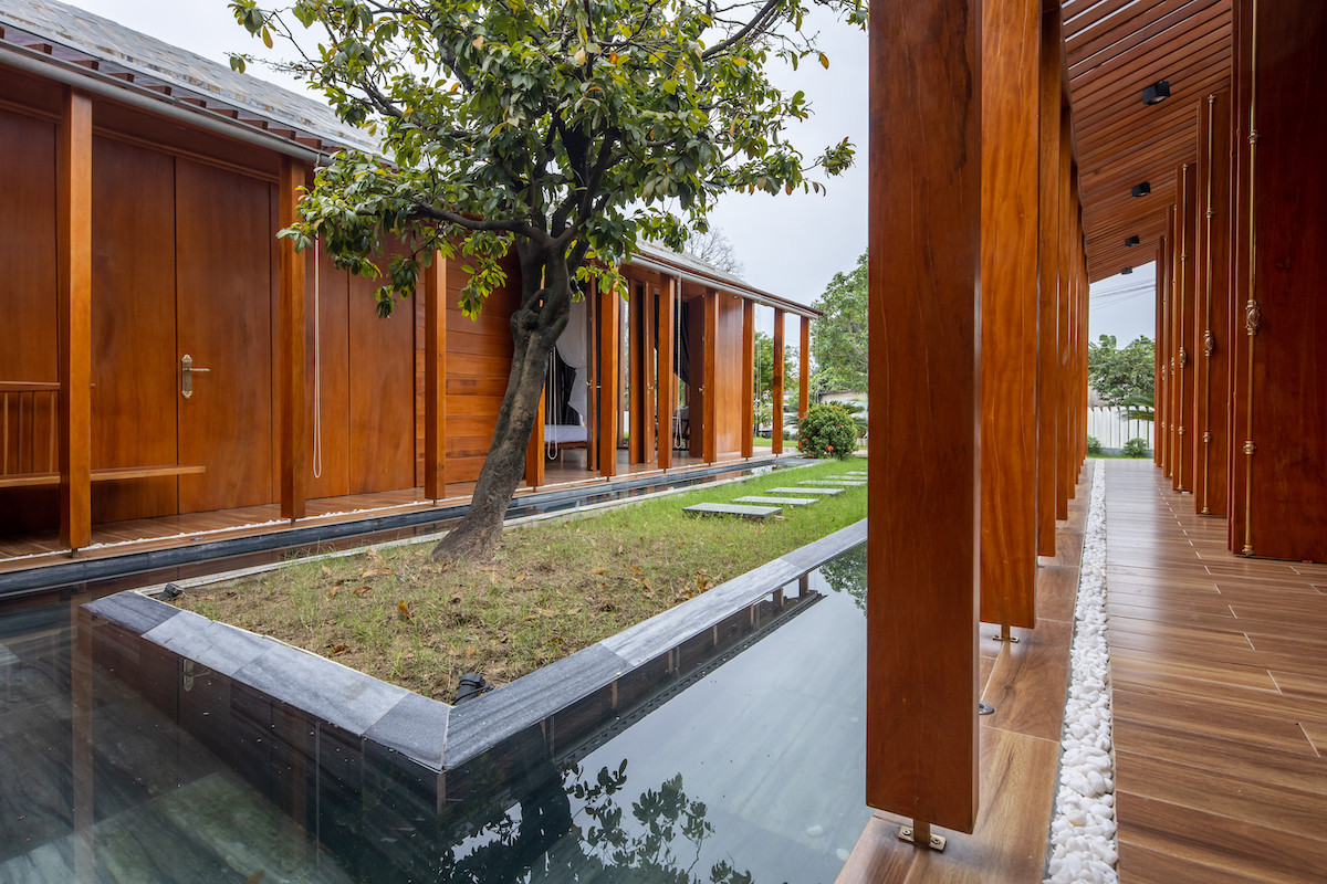 Kiến trúc sư kết hợp những vật liệu bền vững như bê tông cốt thép chịu lực, lợp mái đá tự nhiên, sử dụng gỗ mít ta để làm tường bao che; vách lam che nắng, vách gỗ, trần đóng gỗ keo vàng.