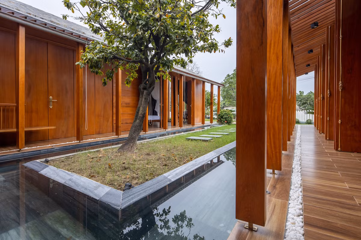 Kiến trúc sư kết hợp những vật liệu bền vững như bê tông cốt thép chịu lực, lợp mái đá tự nhiên, sử dụng gỗ mít ta để làm tường bao che; vách lam che nắng, vách gỗ, trần đóng gỗ keo vàng.