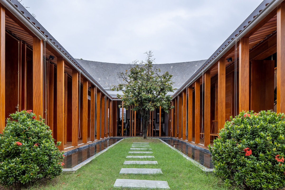 Đặc biệt, kiến trúc sư hạn chế xây tường và sử dụng 50 bộ cửa bức bàn, hàng hiên bọc quanh hồ nước trung tâm giúp kết nối các không gian chặt chẽ.