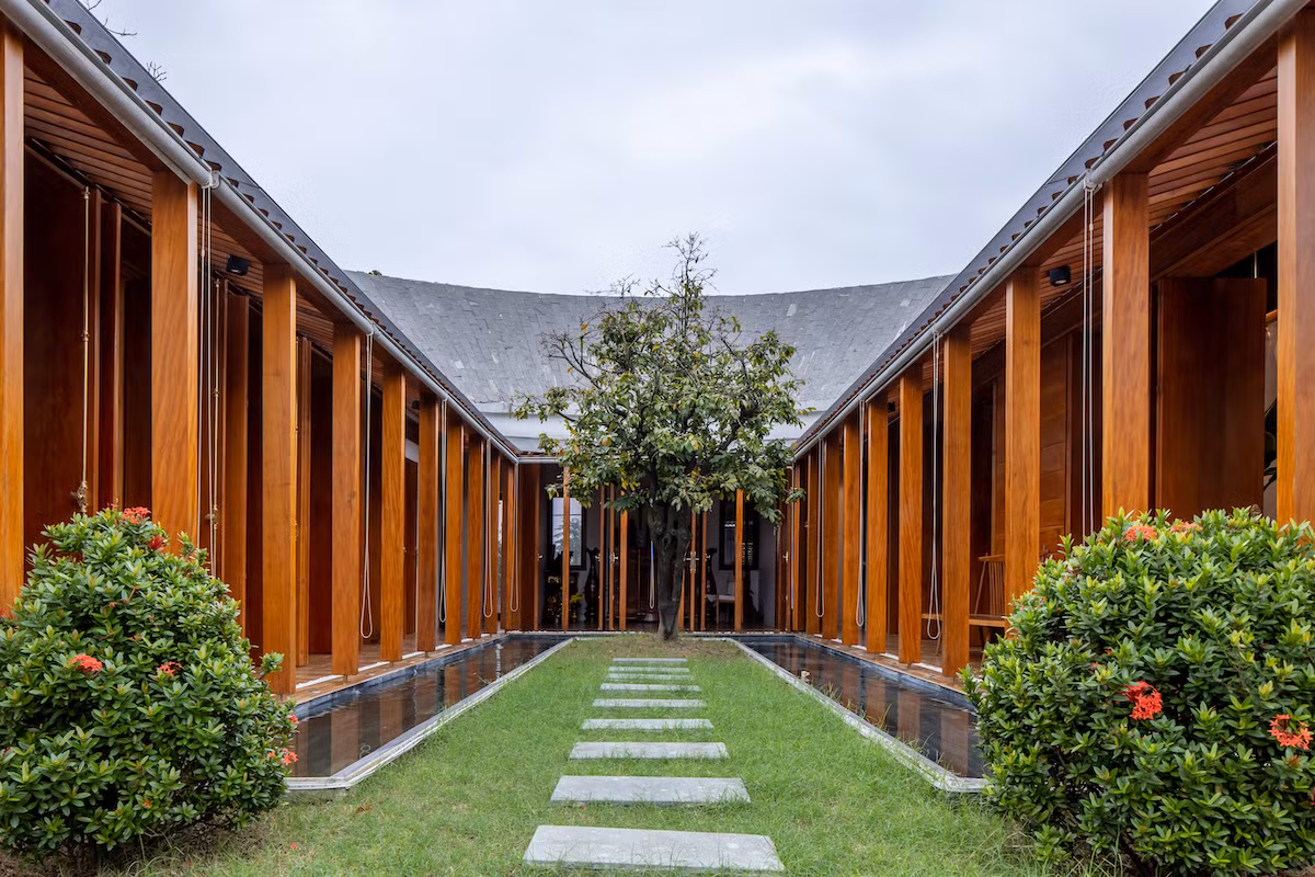 Đặc biệt, kiến trúc sư hạn chế xây tường và sử dụng 50 bộ cửa bức bàn, hàng hiên bọc quanh hồ nước trung tâm giúp kết nối các không gian chặt chẽ.