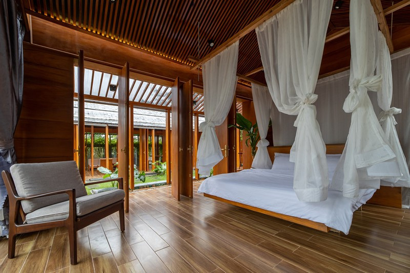 Phòng ngủ cũng được thiết kế mở, đón nắng và gió vào.