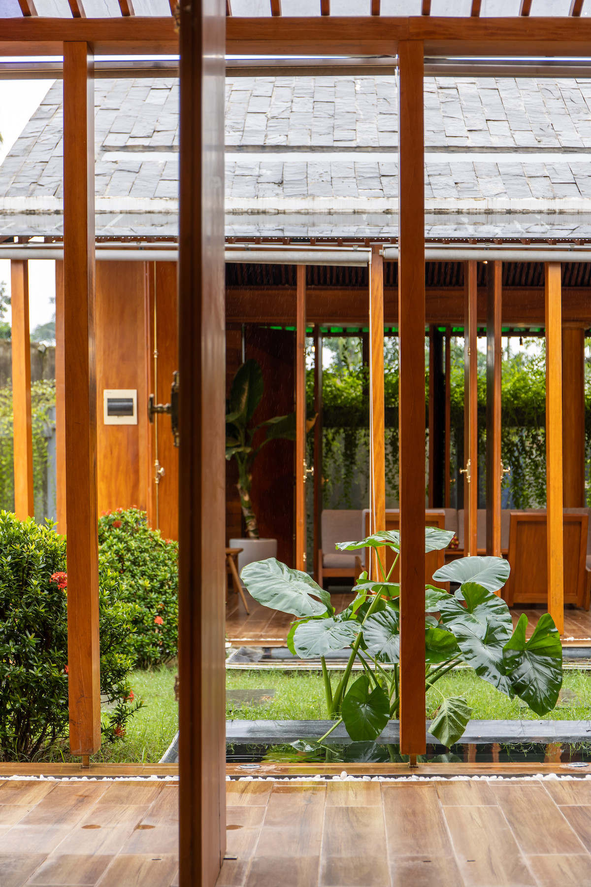 Mọi không gian bên trong công trình đều sử dụng ánh sáng tự nhiên và lấy gió mát từ con sông phía sau. Nguồn ảnh: Hoàng Lê