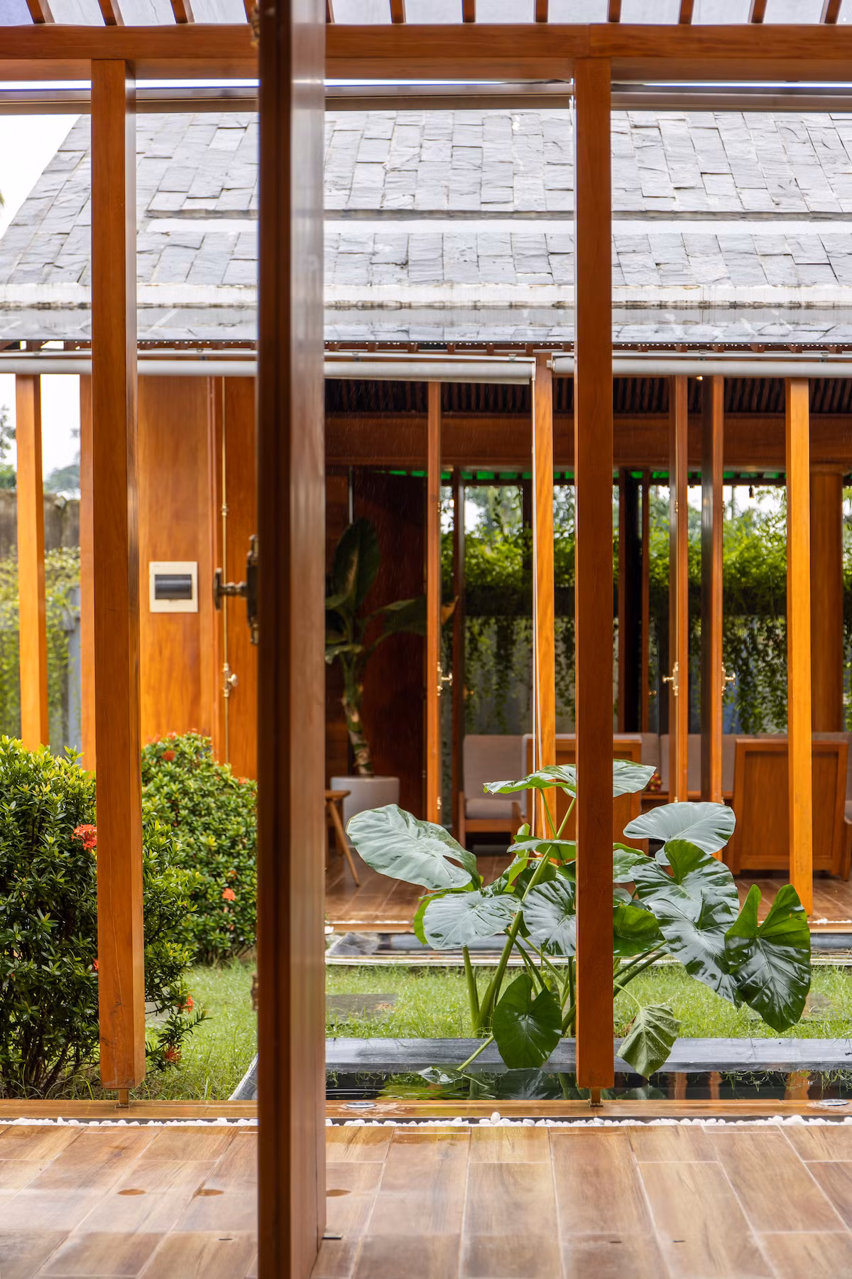 Mọi không gian bên trong công trình đều sử dụng ánh sáng tự nhiên và lấy gió mát từ con sông phía sau. Nguồn ảnh: Hoàng Lê