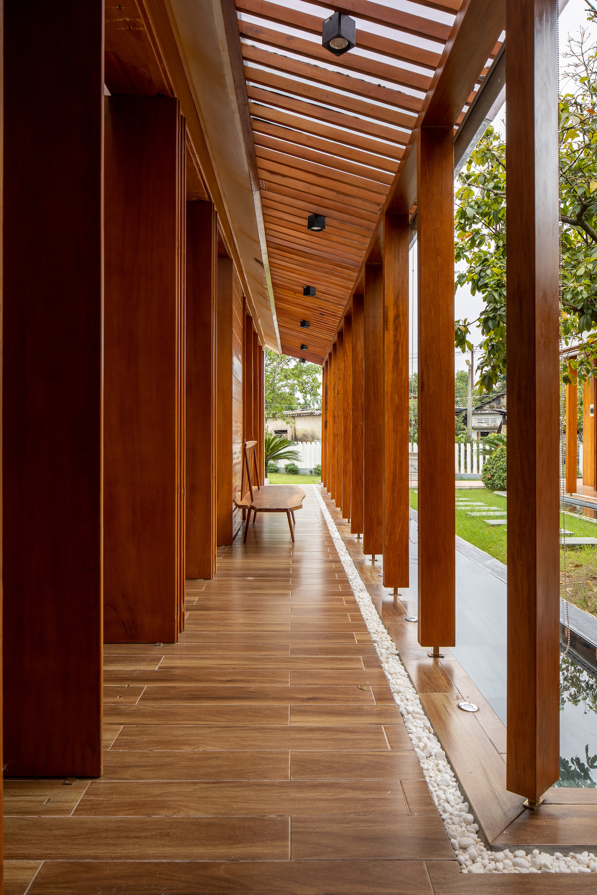 Hành lang vừa làm khoảng đệm, vừa che mưa, che nắng cho các không gian sử dụng.