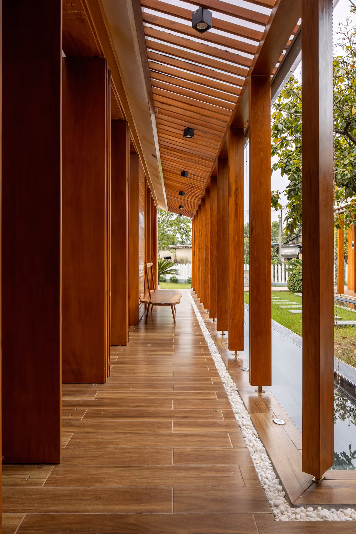 Hành lang vừa làm khoảng đệm, vừa che mưa, che nắng cho các không gian sử dụng.