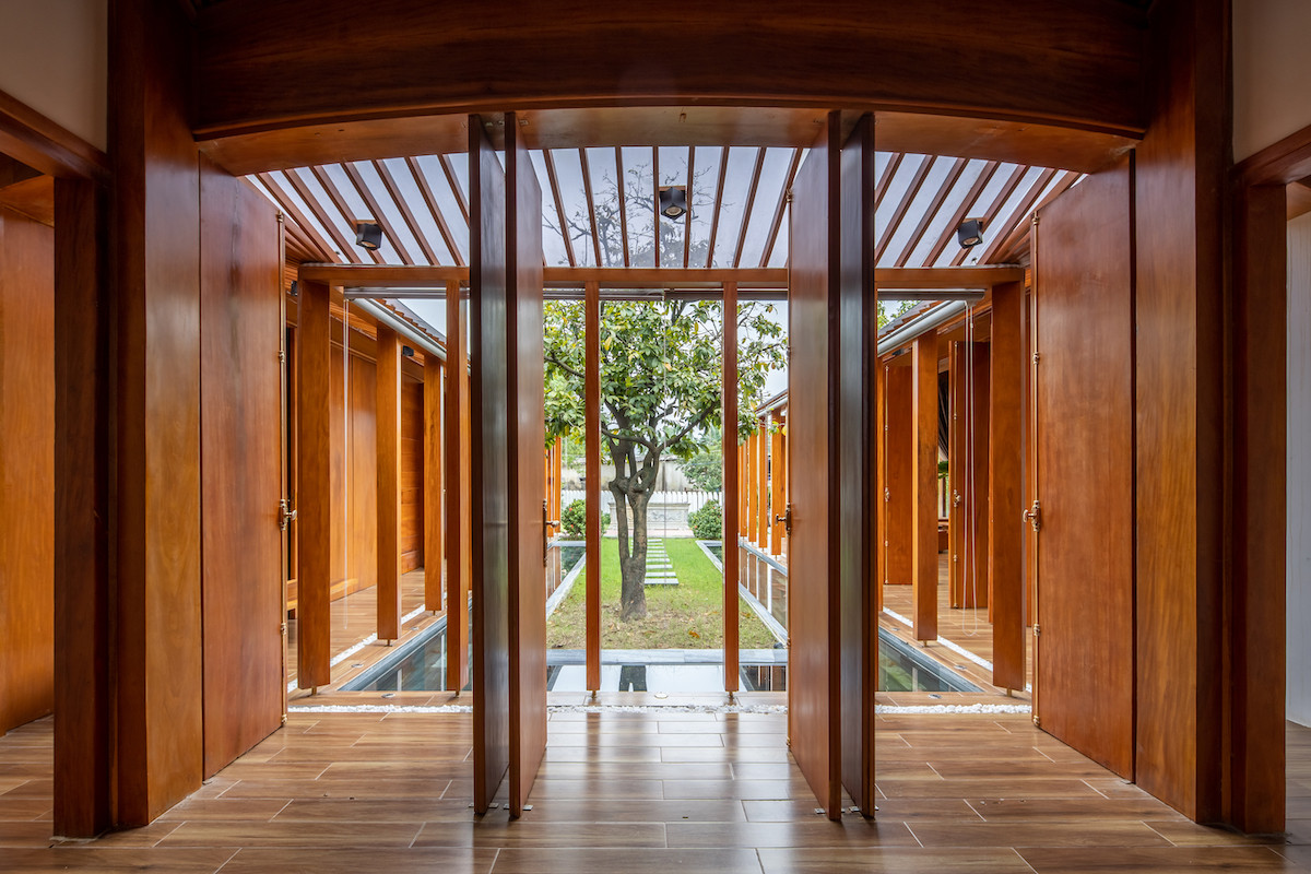 Hồ nước và sân trong là trung tâm kết nối các không gian lại với nhau.