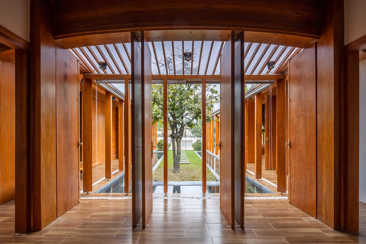 Hồ nước và sân trong là trung tâm kết nối các không gian lại với nhau.