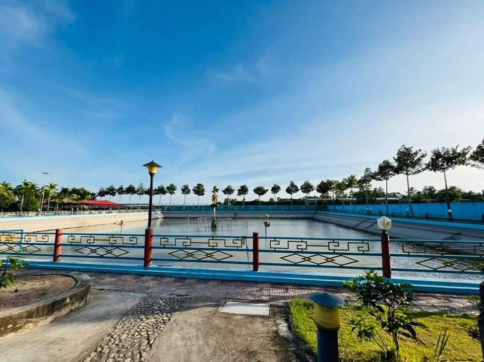 Trong biệt thự còn có hồ phun biểu diễn nhạc nước nghệ thuật.