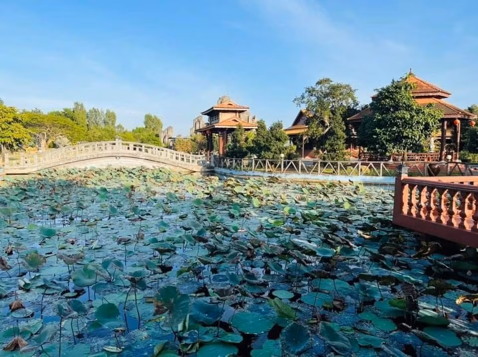 Bên trong căn biệt thự có núi nhân tạo và nhiều tài sản quý, có giá trị.