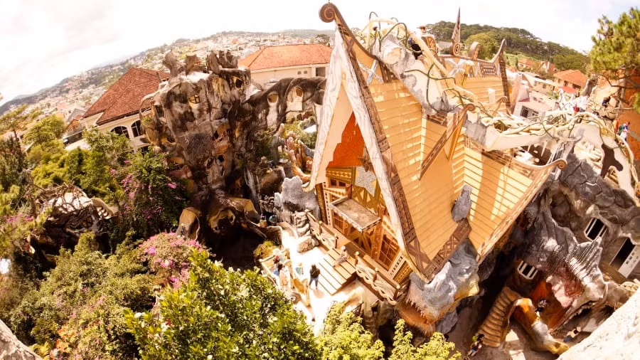 Sự độc đáo của biệt thự quái dị này đã thu hút cả 100.000 lượt khách đến tham quan mỗi năm. Ảnh: CNN