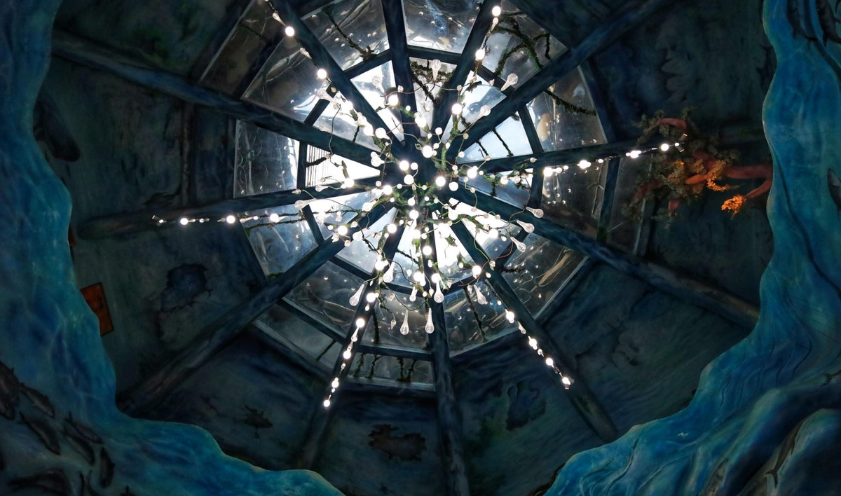 Nhiều người còn gọi đây là biệt thự mạng nhện vì ngay từ cổng vào có một tấm mạng nhện lớn. Ảnh: VTCNews