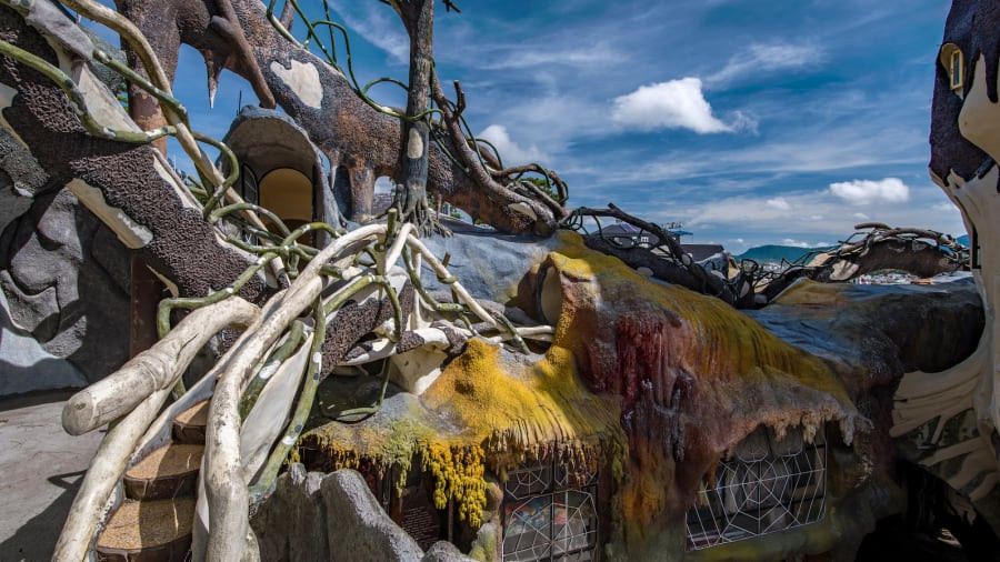 Giữa các toà nhà là rễ cây xương xẩu làm từ bê tông và mạng nhện khổng lồ làm bằng dây kẽm. Ảnh: CNN