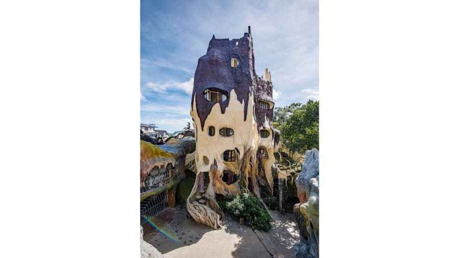 Những ô cửa sổ lồi lõm hình thù kỳ lạ, xếp đặt có vẻ thiếu “ngăn nắp” nhưng nhìn kỹ lại giống như những con mắt của thú rừng tạo cảm giác như đang lạc vào khu rừng bí hiểm. Ảnh: CNN