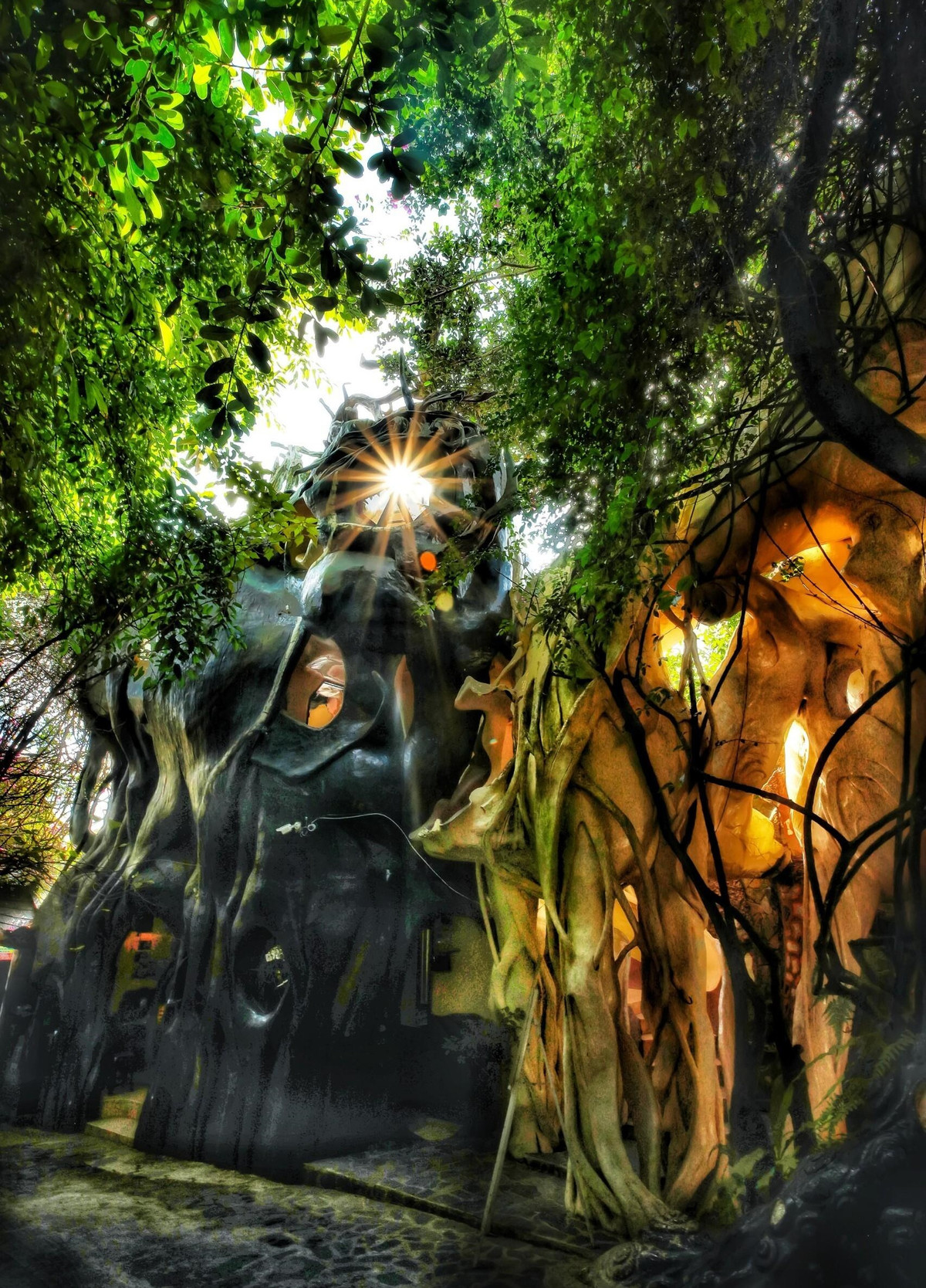 Đặc biệt, từ trần đến cửa và mái của công trình đều thiết kế tuỳ hứng không theo quy luật. Ảnh: VTCNews