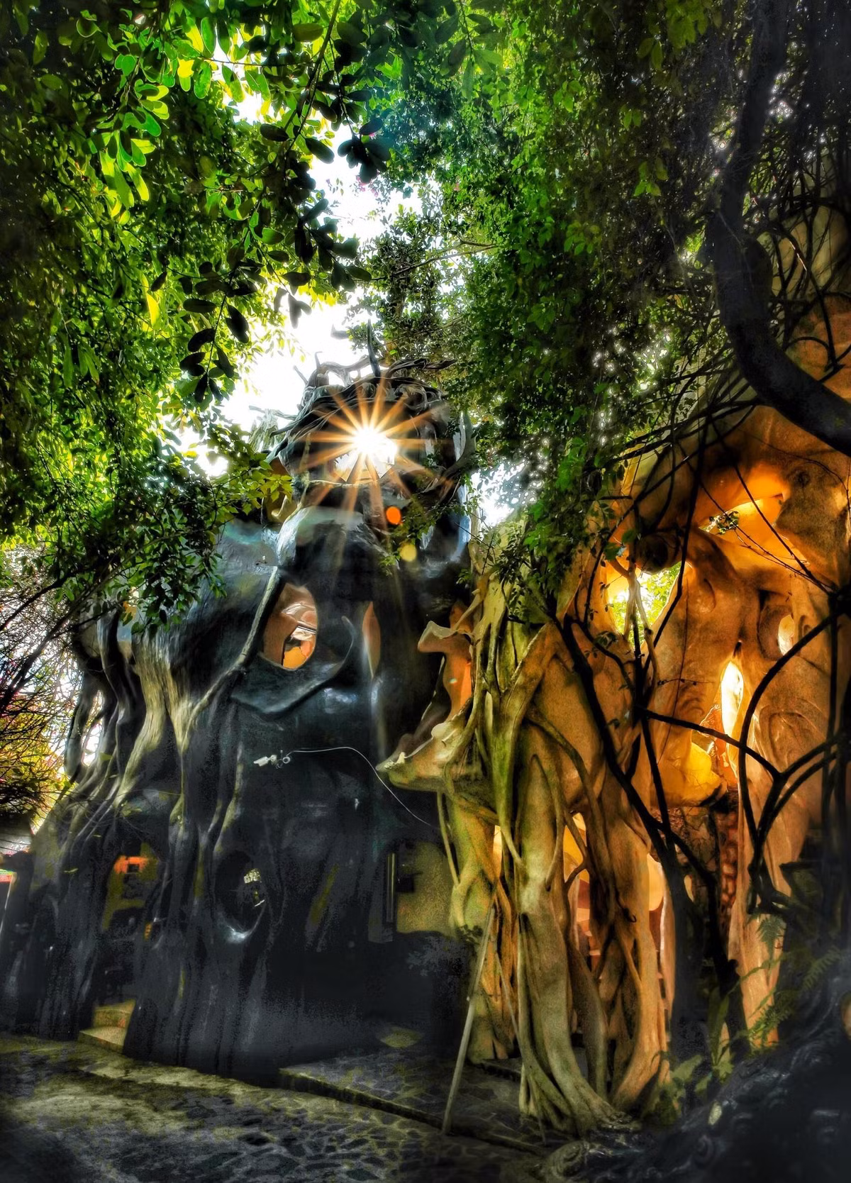 Đặc biệt, từ trần đến cửa và mái của công trình đều thiết kế tuỳ hứng không theo quy luật. Ảnh: VTCNews