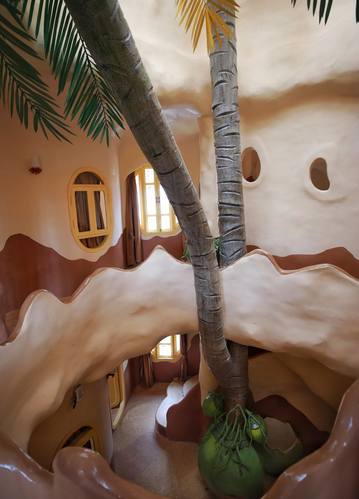 Ở bên trong toà biệt thự, hang động, hành lang, cầu thang đều được thiết kế quanh co, kỳ quặc. Ảnh: VTCNews