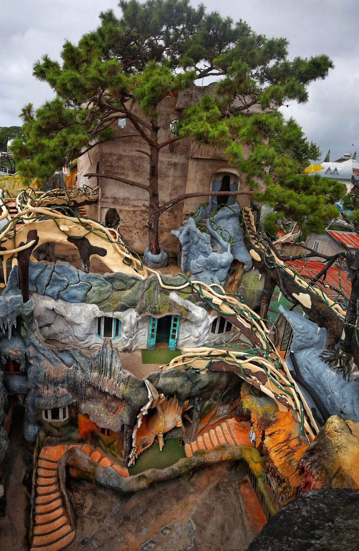 Căn biệt thự kỳ quái này là tâm huyết của kiến trúc sư Đặng Việt Nga (chủ nhân căn nhà). Nhìn từ bên ngoài, ngôi nhà giống như một gốc cây khổng lồ với các sợi rễ ngoằng ngoèo. Ảnh: VTCNews