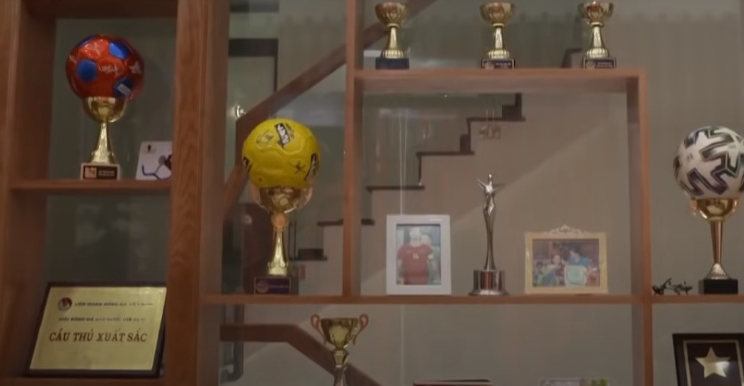 Tầng 1 là bếp và khu vực sinh hoạt chung. Tầng 2 là phòng ngủ và phòng khách. Tầng 3 là phòng của Hoàng Đức và chị gái. Tầng trên là phòng thờ và chỗ để máy giặt. Ảnh chụp màn hình