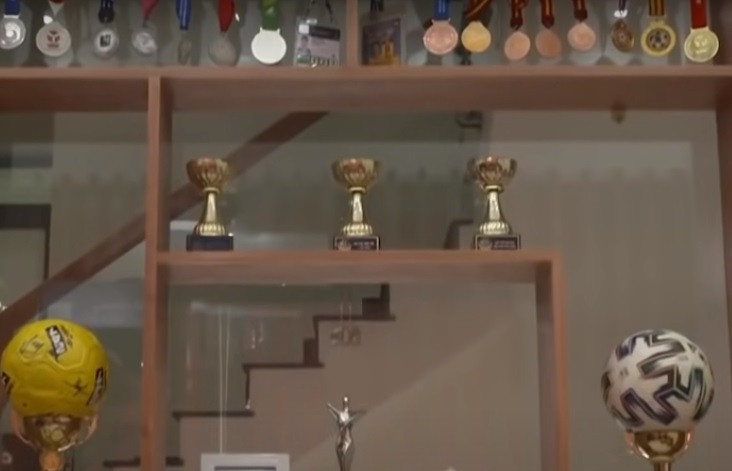 Phòng khách trưng bày tất cả thành tích của Hoàng Đức đã gặt hái được trong sự nghiệp bóng đá. Ảnh chụp màn hình