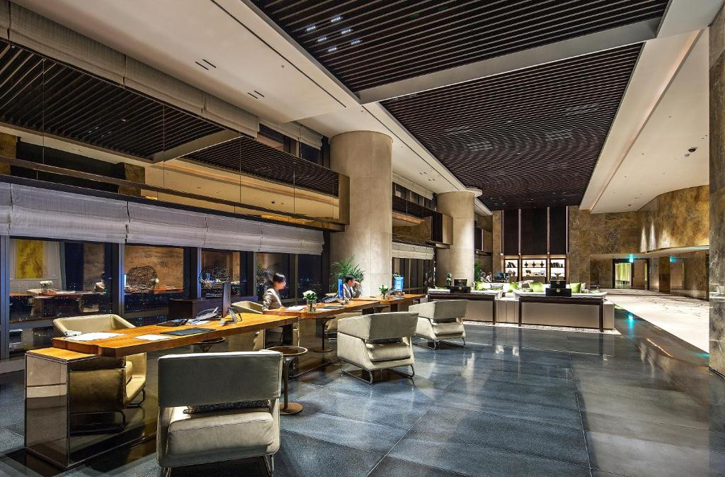 Khách sạn còn sở hữu một hệ thống dịch vụ tiện ích khác như chuỗi nhà hàng, quầy bar và phòng tiệc xa hoa....Ảnh: Booking