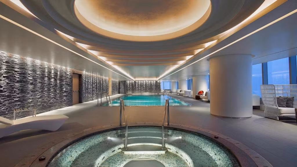 Ngoài ra, du khách còn có thể trải nghiệm những dịch vụ thư giãn giải trí như khu spa, bể bơi trong nhà, nơi rèn luyện sức khỏe...Ảnh: Booking