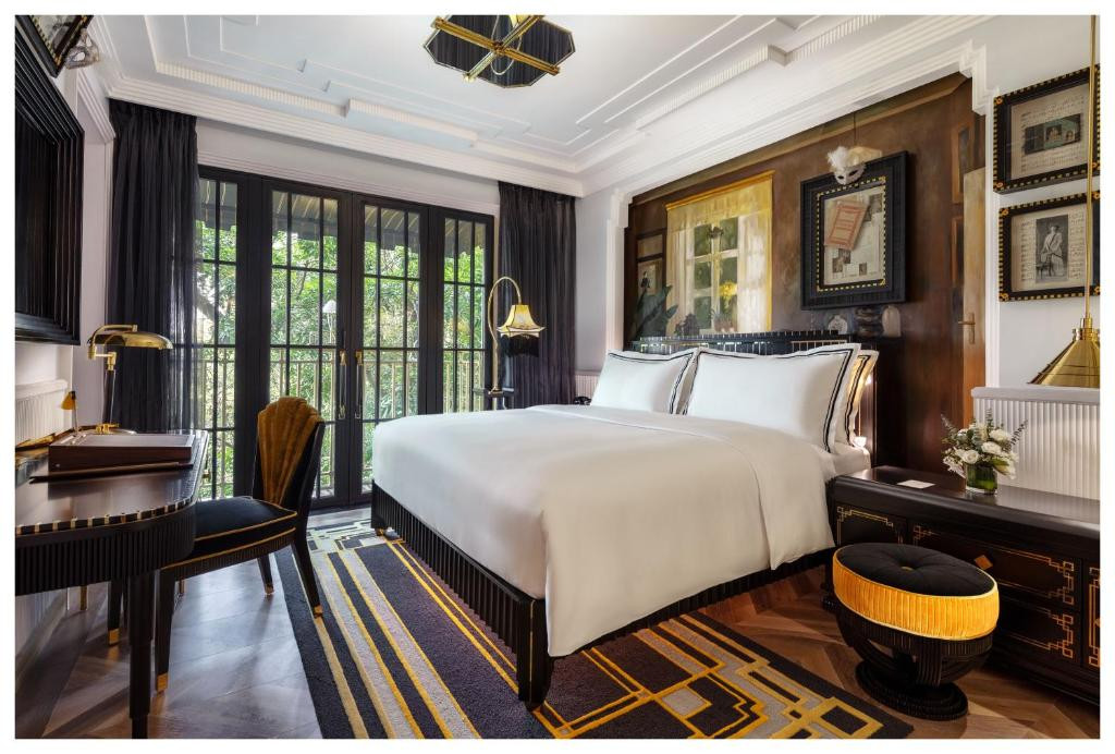 Mỗi căn phòng trong khách sạn Capella Hà Nội đều sở hữu thiết kế tinh xảo, đặt điểm nhấn là các tác phẩm điêu khắc được chế tác thủ công. Ảnh: Booking