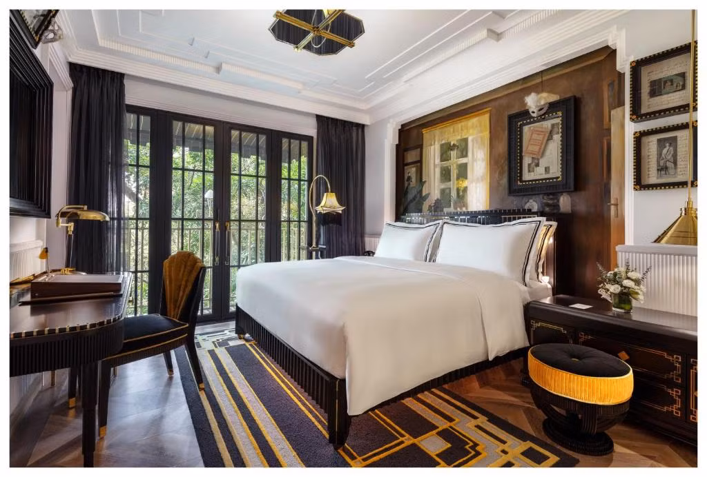 Mỗi căn phòng trong khách sạn Capella Hà Nội đều sở hữu thiết kế tinh xảo, đặt điểm nhấn là các tác phẩm điêu khắc được chế tác thủ công. Ảnh: Booking