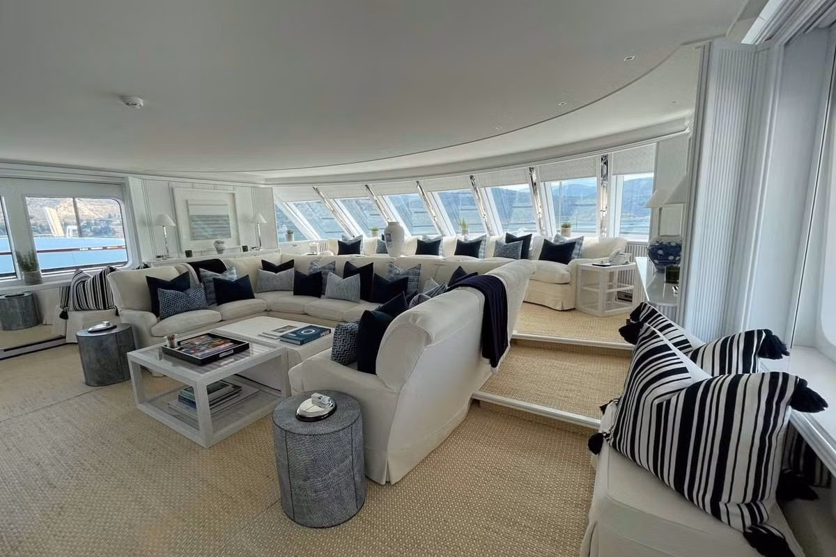 Khác xa với sự sang trọng quá mức hay phong cách độc đáo của một số du thuyền ngày nay, Virginian chào đón khách của mình bằng một bầu không khí yên tĩnh và vẻ đẹp vượt thời gian.