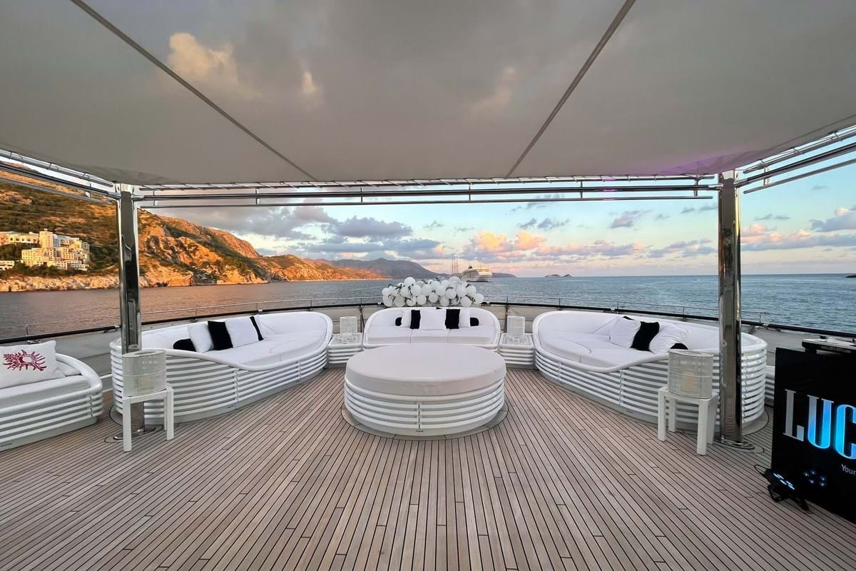 Yếu tố cổ điển như thư viện với lò sưởi mở được kết hợp với các tiện nghi hiện đại, bao gồm phòng tập thể dục được trang bị tốt và phòng mát-xa.