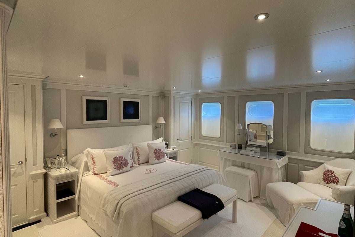 12 khách có thể tận hưởng khu vực ăn uống ngoài trời trên boong tàu, nơi có quầy bar hiện đại.