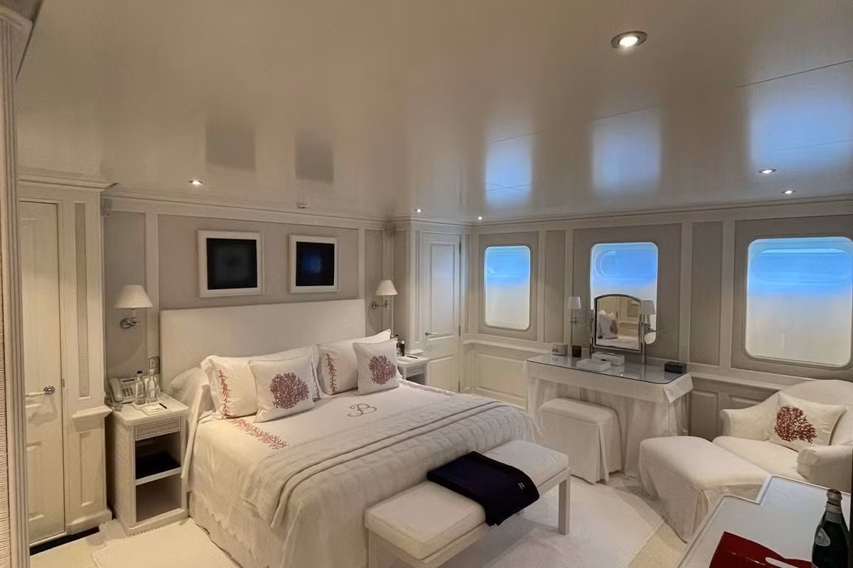 12 khách có thể tận hưởng khu vực ăn uống ngoài trời trên boong tàu, nơi có quầy bar hiện đại.