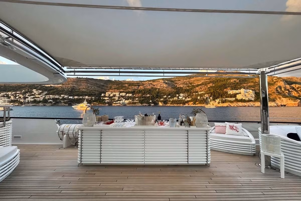 Bể sục và sảnh quan sát hướng về phía trước là nơi hoàn hảo để thư giãn cả buổi chiều.