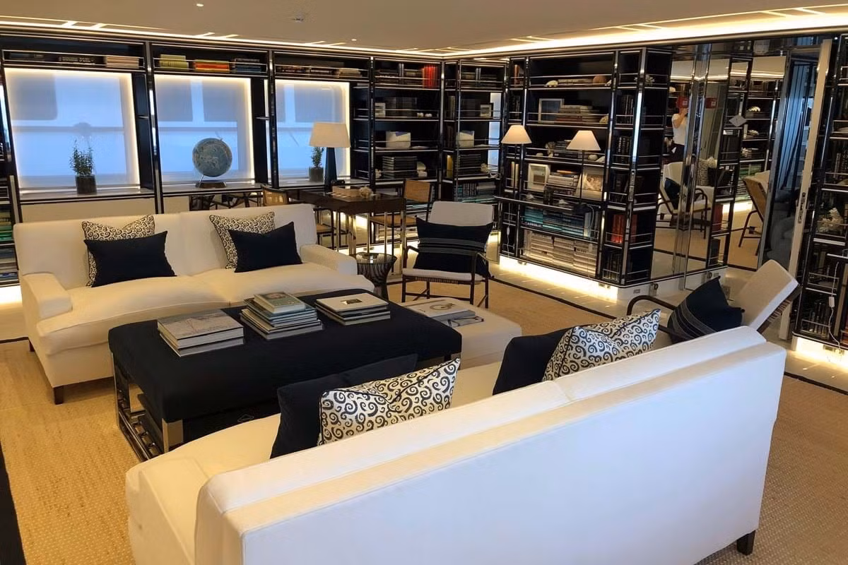 Bể sục và sảnh quan sát hướng về phía trước là nơi hoàn hảo để thư giãn cả buổi chiều.