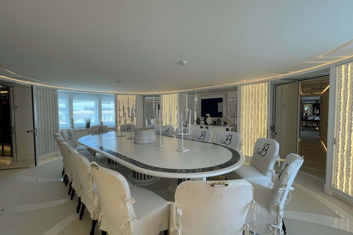 Trên du thuyền có phòng khách riêng cho thuyền trưởng, phòng chứa đồ...