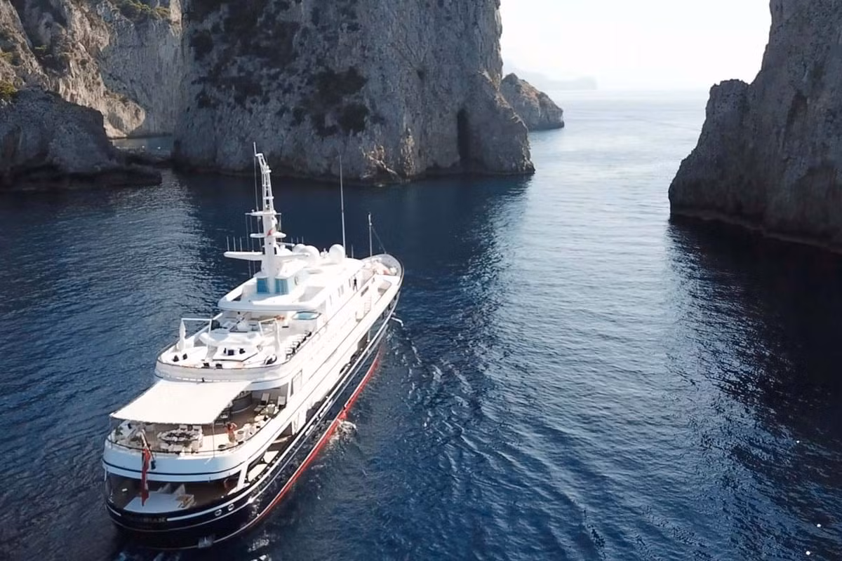 Nhiều tỷ phú được biết đến với những bộ sưu tập đồ chơi xa xỉ. Với Lord Bamford, đó là một bộ sưu tập những chiếc Ferrari quý hiếm và siêu du thuyền trị giá 50 triệu USD.