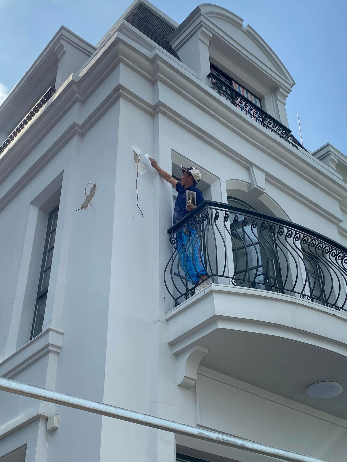 Sau khi đăng tải hình ảnh, khán giả không khỏi xuýt xoa trước độ hoành tráng của căn biệt thự.