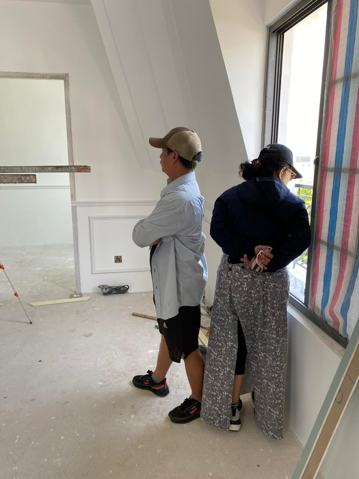 Di Băng cho biết chỉ còn 1 tháng nữa là căn nhà sẽ hoàn thành để bố mẹ dọn về ở.