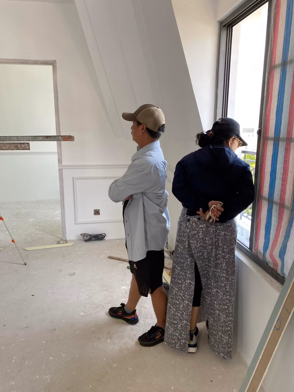 Di Băng cho biết chỉ còn 1 tháng nữa là căn nhà sẽ hoàn thành để bố mẹ dọn về ở.