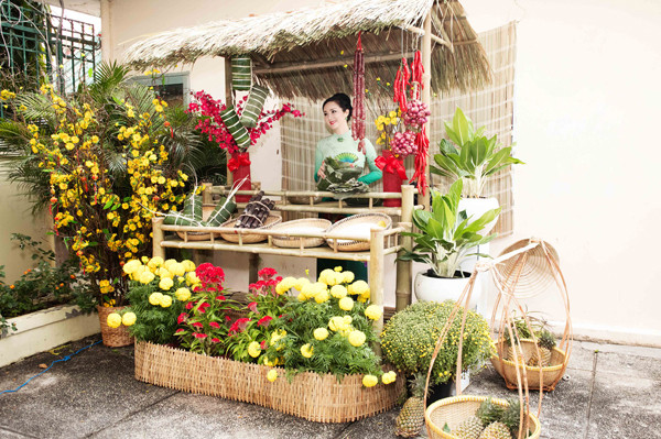 Những chậu hoa bằng nan kết hợp nón lá khiến không gian như một vườn hoa xuân đẹp mắt. Ảnh: FBNV