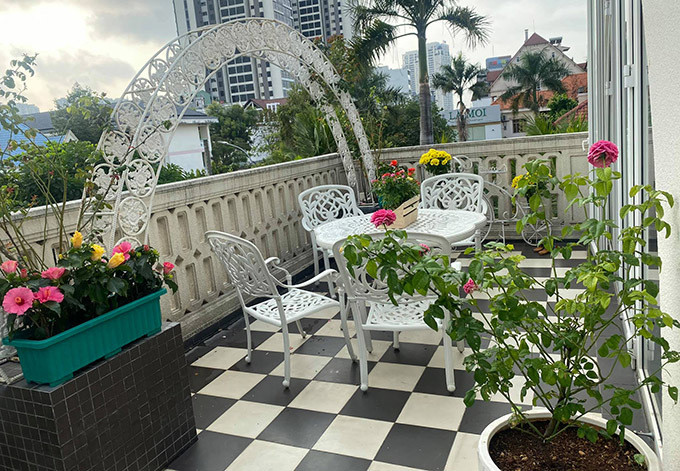 Góc nhỏ nơi Giáng My hay ngồi thưởng trà được trang hoàng bằng hoa hồng, hoa dâm bụt, hoa cúc...Ảnh: Ngoisao