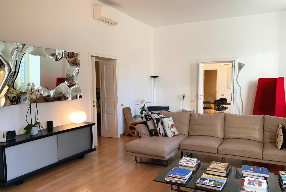 Nàng hậu cho biết không được phép thay đổi gì về cấu trúc có sẵn ngoại trừ việc xây thêm tường ngăn cách. Vì thế, căn hộ giữ nguyên cách chia phòng của năm 1930. Ảnh: Vietnamnet