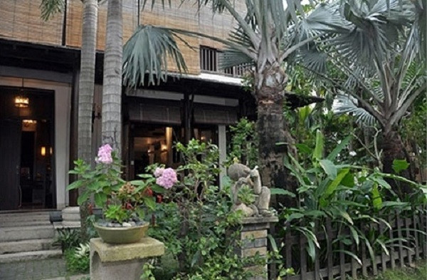 Căn biệt thự xây theo kiểu nhà vườn với rất nhiều cây xanh và hoa bao bọc xung quanh. Ảnh: Baoxaydung
