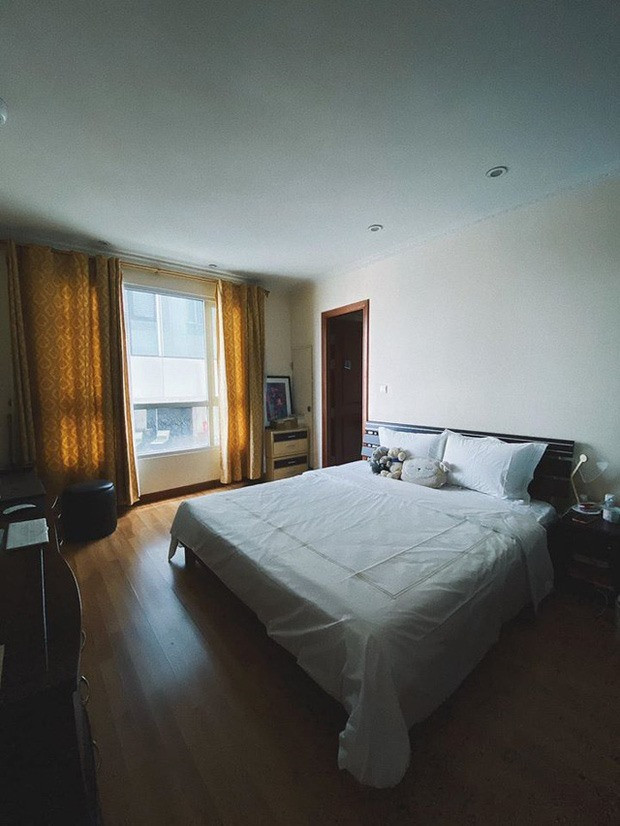 Phòng ngủ có cửa sổ lớn mang đến cảm giác rộng rãi và thoải mái. Ảnh: FBNV